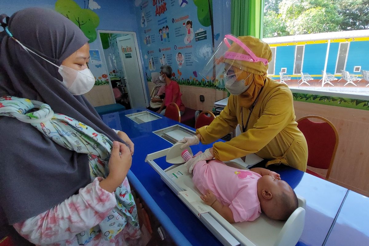 Ilustrasi imunisasi Pneumococcal Conjugate Vaccine (PCV). Tenaga Kesehatan Puskesmas Kembangan menimbang bayi sebelum dilakukan imunisasi Pneumococcal Conjugate Vaccine (PCV) di Puskesmas Kembangan, Jakarta Barat, Senin (12/9/2022).