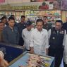 Kunjungi Pasar Cihapit, Jokowi Bagikan Bantuan untuk Pedagang dan Warga