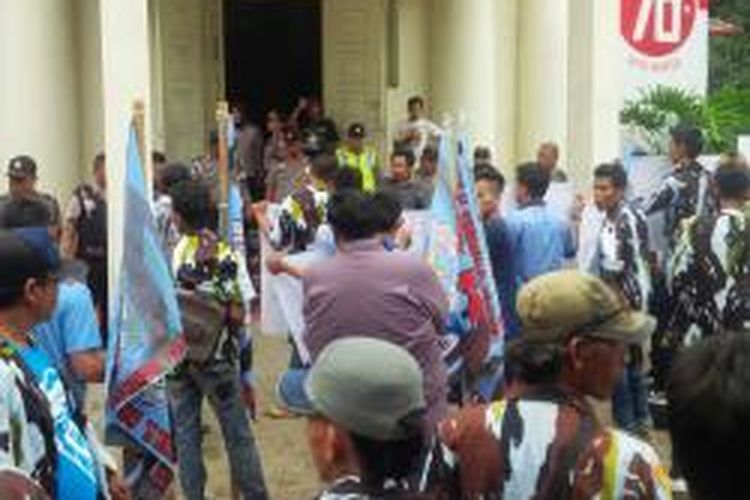 Puluhan orang dari IPK berunjuk rasa di depan Kantor Dinas Pariwisata Medan, Senin (14/9/2015). 
