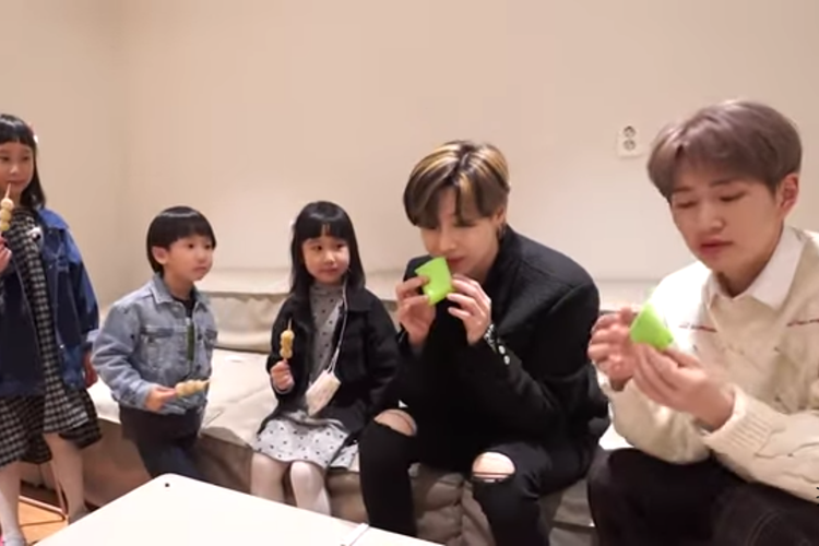 Taemin dan Onew SHINee bersama YouTuber keluarga Kimbab Family.