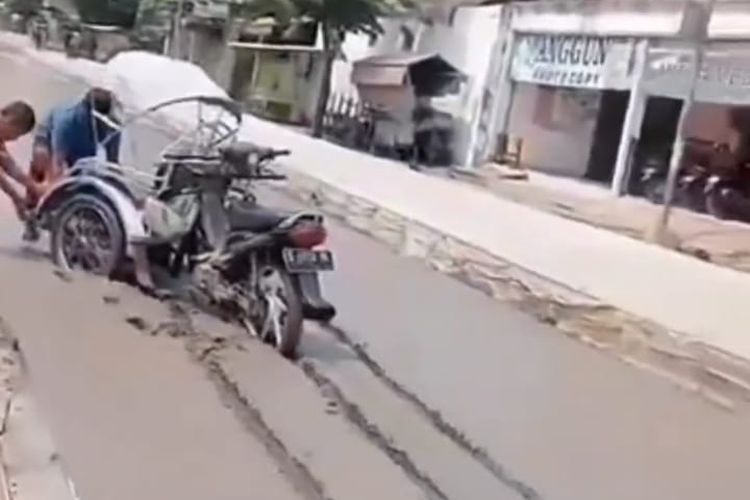 Tangkapan layar video viral jalan dengan material beton yang masih basah dilintasi sejumlah kendaraan. Peristiwa tersebut di ruas jalan Mojotrisno - Mojoduwur, Kabupaten Jombang, Jawa Timur, Kamis (26/10/2023).