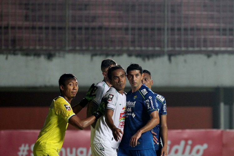 Pemain PS Sleman Ega Pramana dan Samsul Arifin (kiri) bersiap duel dengan pemain Persib Bandung Esteban Viscara saat semifinal Leg pertama Piala Menpora 2021 yang berakhir dengan skor 1-2 di Stadion Maguwoharjo, Sleman, Jumat (16/04/2021) malam.