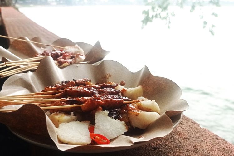 Menikmati seporsi sate kelinci di pinggir Telaga Sarangan banyak dilakukan muda mudi yang berkunjung ke telaga.