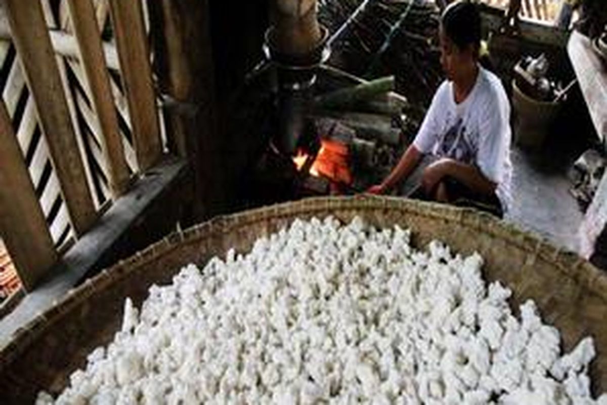  Neneng (31) warga Kampung Adat Cireundeu, Leuwigajah, Cimahi Selatan, Kota Cimahi, Jawa Barat, menanak nasi singkong dengan cara tradisional menggunakan kayu bakar dan kukusan, Jumat (23/9). Makanan nasi singkong atau beras singkong yang terbuat dari singkong yang digiling menjadi tepung ini menjadi makanan pokok warga kampung adat tersebut yang masih terjaga hingga kini. 