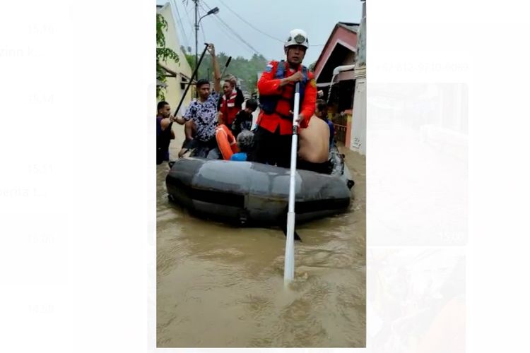 Relawan tengah mengevakuasi warga yang terjebak banjir di Kota Manado, Jumat (27/1/2023).