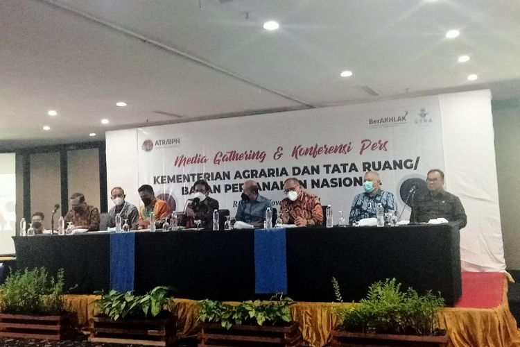 Menteri Agraria dan Tata Ruang/Badan Pertanahan Nasional (ATR/BPN) Sofyan A Djalil beserta seluruh jajaran saat konferensi pers terkait mafia tanah, Ancol, Jakarta Utara, Rabu (17/11/2021).
