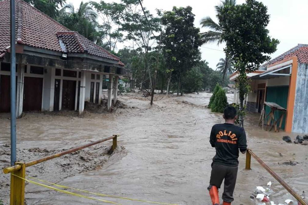 Tim gabungan Koramil, Unsur Muspika, BPBD, TAGANA membantu melakukan pencarian terhadap remaja yang hilang terbawa arus dan mengavakusi warga yang ingin mengungsi di Kecamatan Jasinga Kabupaten Bogor, Rabu (1/1/2020).