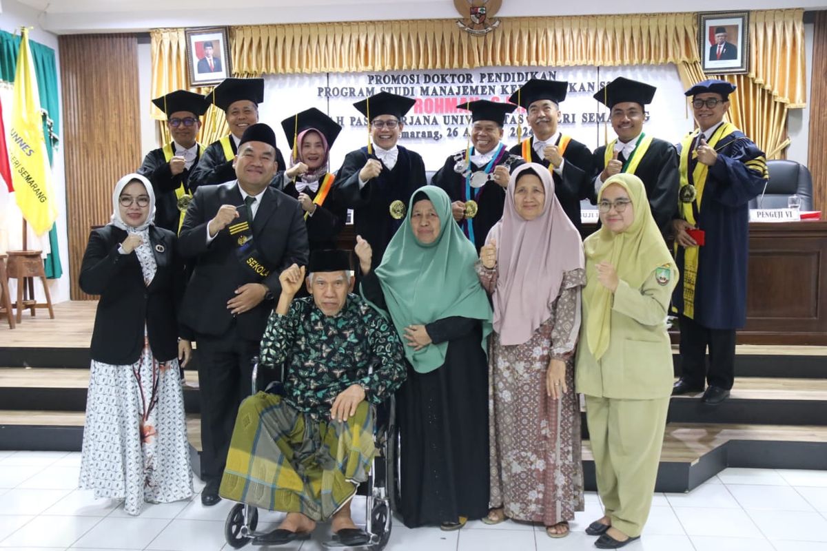 Bupati Blora Arief Rohman meraih gelar doktor usai menjalani sidang terbuka di Program Pascasarjana Universitas Negeri Semarang (Unnes) di Semarang, Senin (26/8/2024).
