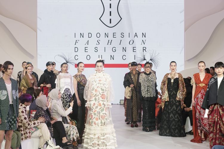 Ikatan Perancang Mode Indonesia (IPMI) menggelar peragaan busana KAART JAGAT di acara Fashion Nation ke-17 Senayan City, pada Selasa (26/9/2023).