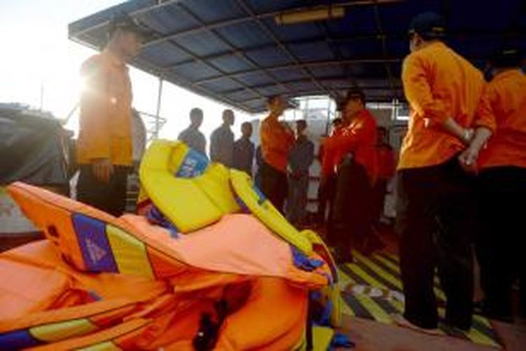 Petugas SAR Semarang menggelar operasi pencarian tiga anak buah kapal yang hilang setelah Kapal Layar Motor (KLM) Bintang Buana tenggelam dengan menggunakan kapal Basarnas dari Pelabuhan Tanjung Emas, Kota Semarang, Jawa Tengah, Jumat (10/1).