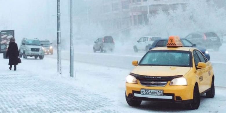 Kota Yakutsk, ibu kota Republik Sakha di Siberia, Rusia mengalami musim dingin yang sangat buruk tahun ini, meski demikian kehidupan terus berlangsung di sana. Yakutsk adalah kota terdingin di dunia.