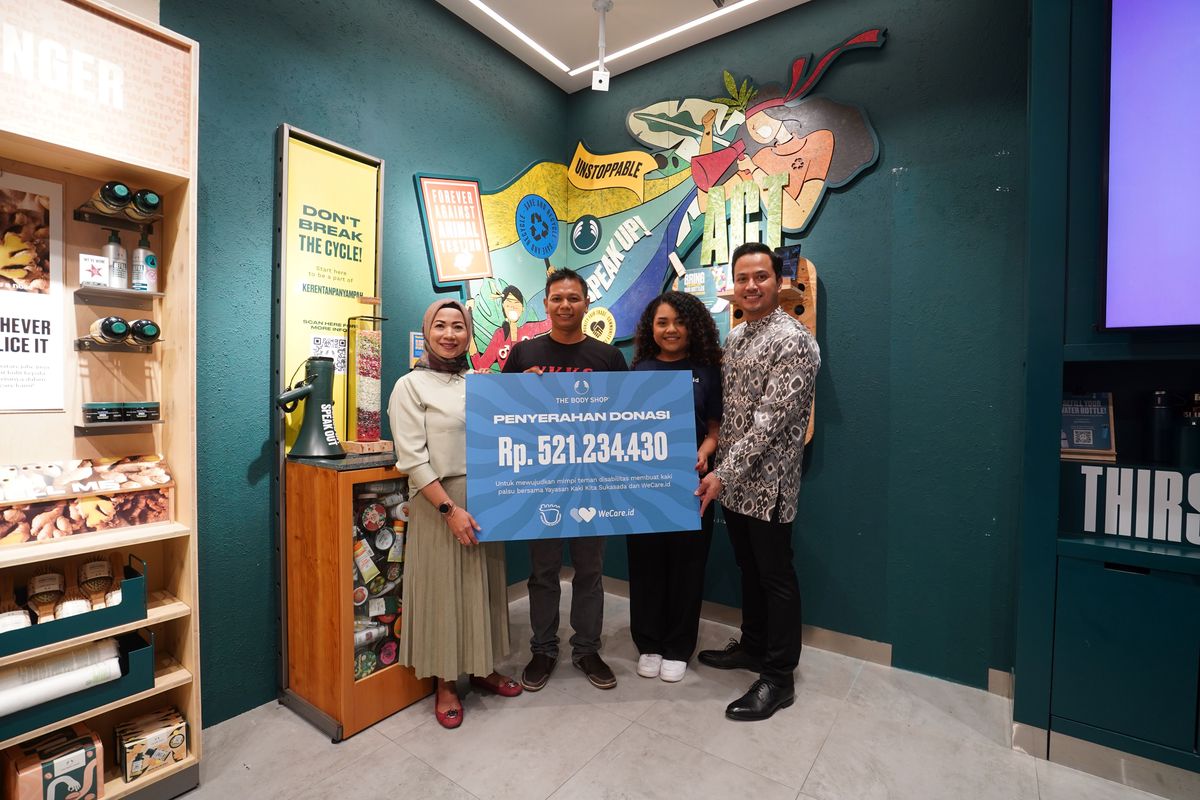 The Body Shop Indonesia menyerahkan donasi dengan nilai Rp 521 juta yang terkumpul melalui program donasi konsumen kepada Impact Partners yaitu WeCare.id dan Yayasan Kaki Kita Sukasada (YKKS) 
