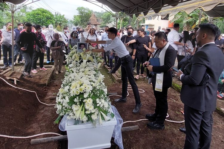 Suasana pemakaman aktor senior Rudy Salam, Sabtu (19/11/2022).