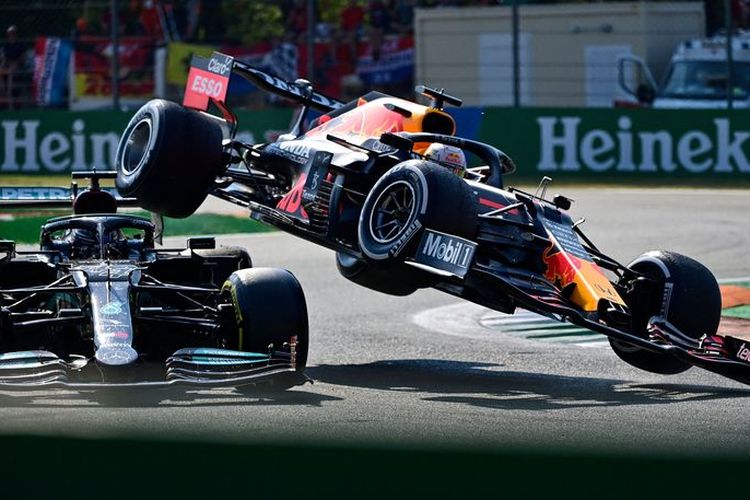 Tabrakan yang melibatkan Max Verstappen dan Lewis Hamilton pada Formula 1 Grand Prix Italia di Sirkuit Monza, 12 September 2021.