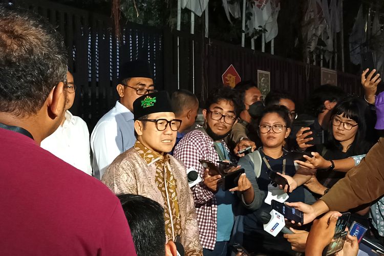 Ketua Umum PKB Muhaimin Iskandar memberikan keterangan pers usai bertemu Wapres Ma'ruf Amin di Menteng, Jakarta Pusat, Senin (15/5/2023). 