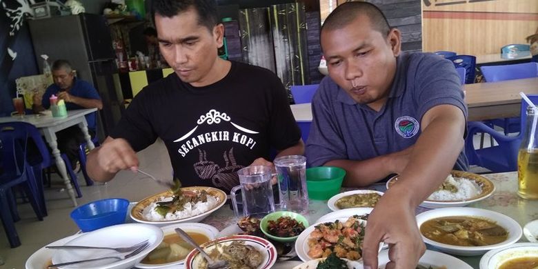 Pengunjung sedang makan siang di Rumah Makan Rumbhia, Kota Lhokseumawe, Aceh, Sabtu (5/8/2017).