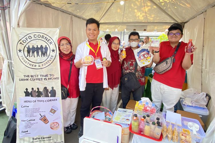 Teman-teman alumni LSBA berbisnis ToFo Corner