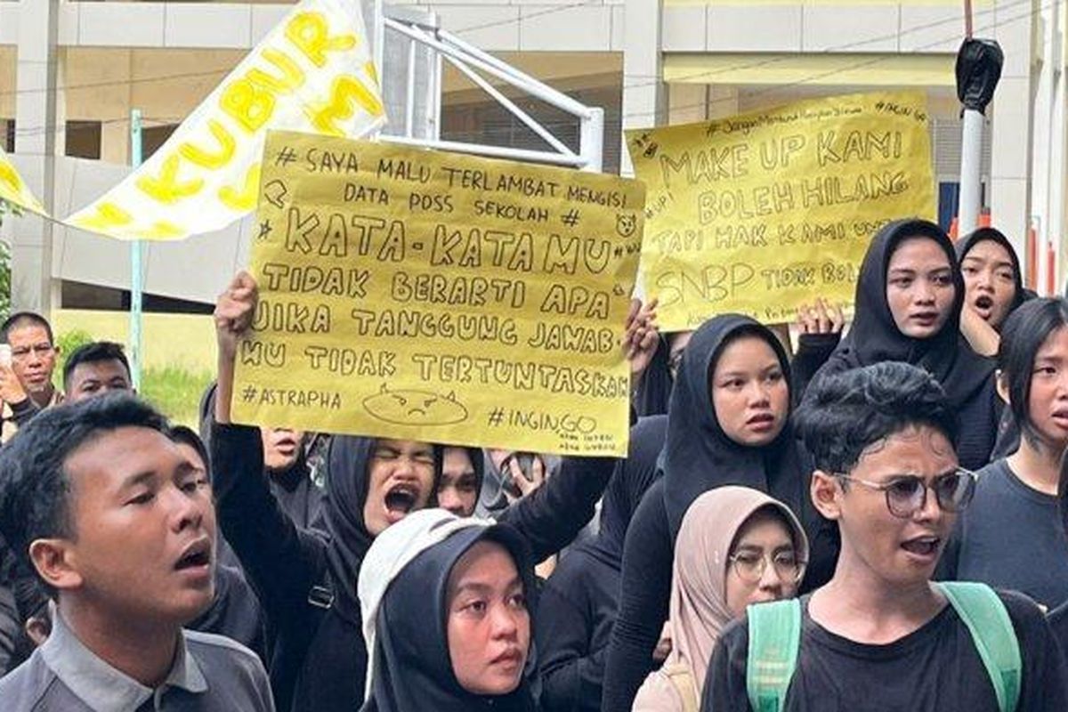 Ratusan siswa kelas XII SMA Negeri 1 Mempawah melakukan aksi unjuk rasa ke sekolahnya yang terletak di Jalan Raden Kusno, Kecamatan Mempawah Hilir, Kabupaten Mempawah, Kalimantan Barat, Senin 3 Februari 2025.