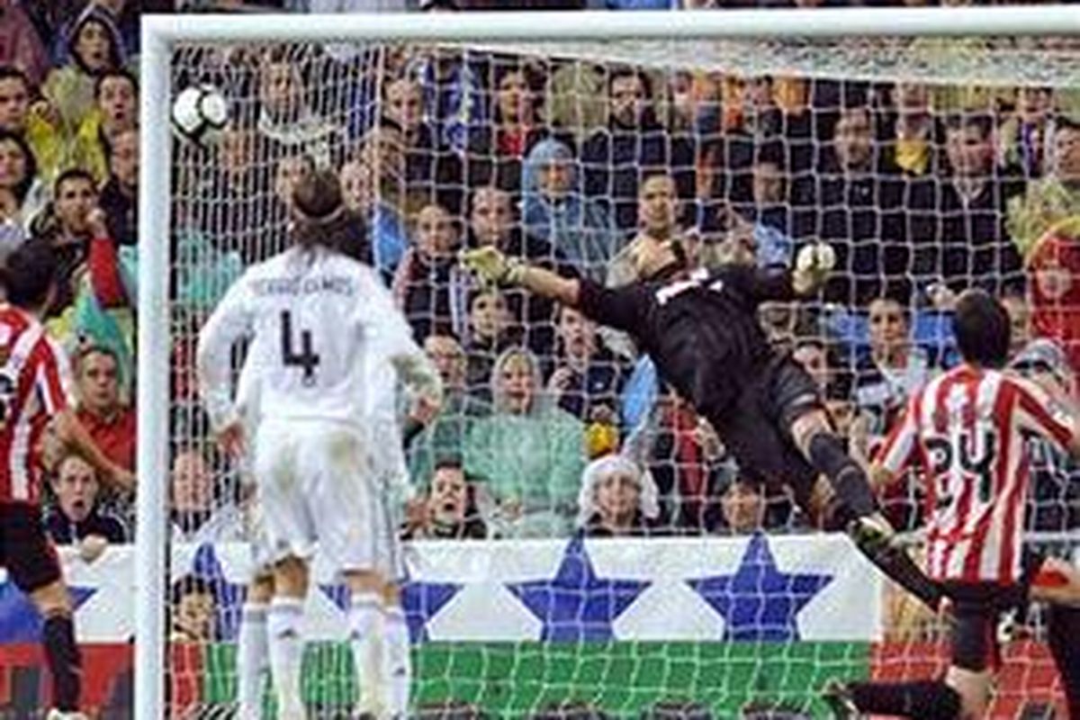 Gonzalo Higuain (tak terlihat) mencetak gol ke gawang Athletic Bilbao. Madrid akhirnya menang 5-1.