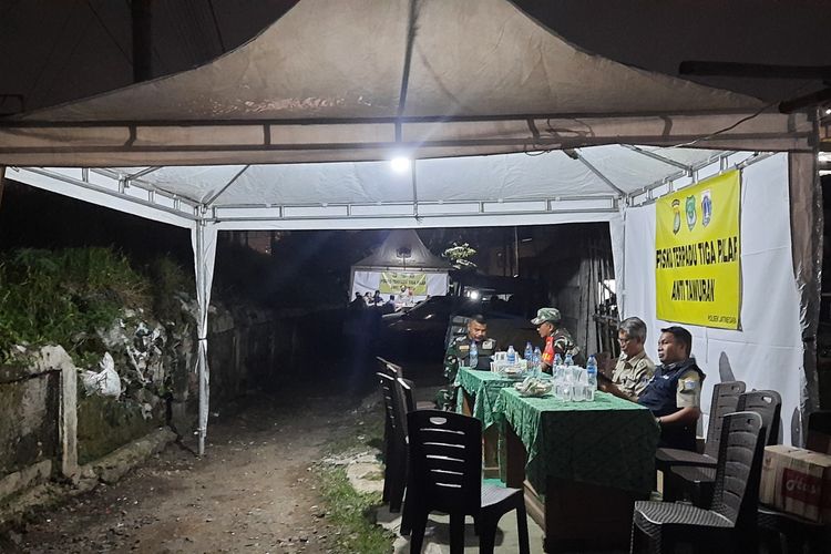 Petugas gabungan dari tiga pilar mendirikan posko di RW 001 Kelurahan Rawa Bunga, Kecamatan Jatinegara, Jakarta Timur, pada Selasa (14/6/2022) malam.