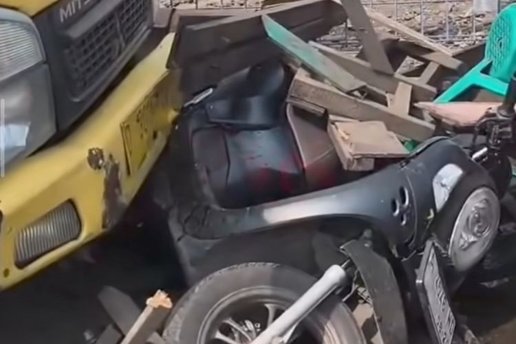 Truk Boks Tabrak 3 Motor dan Gerobak Pedagang di Bekasi, Diduga Sopir Mengantuk