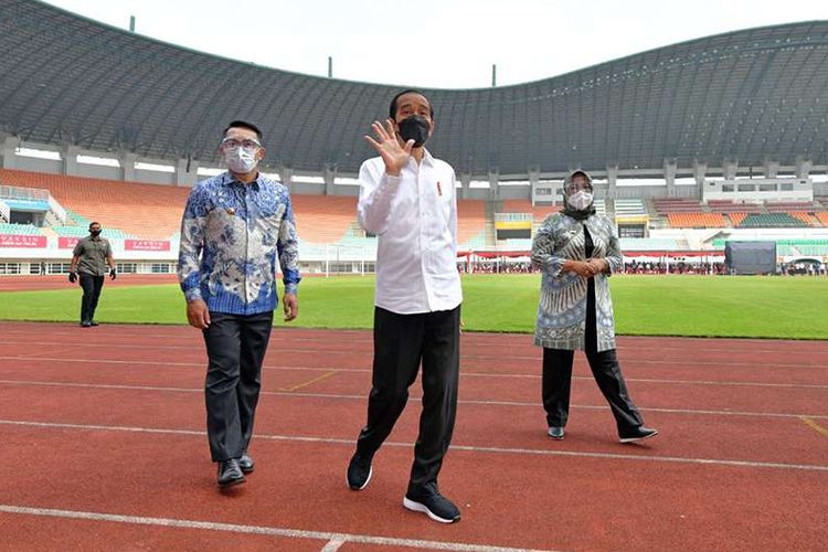 Presiden Joko Widodo meninjau pelaksanaan vaksinasi Covid-19 massal di Stadion Pakansari, Kabupaten Bogor, Jawa Barat, Kamis (17/6/2021). Vaksinasi yang digelar pada Kamis ini menyasar 10.000 peserta yang terdiri dari pelayan publik, tenaga pendidik, lansia, dan kelompok rentan.
