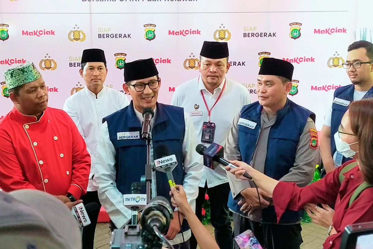 Menteri Pariwisata dan Ekonomi Kreatif (Menparekraf) Sandiaga Uno bersama Kapolda Metro Jaya Irjen Fadil Imran dalam Acara Kurban Barokah di Mapolda Metro Jaya, Minggu (10/7/2022).