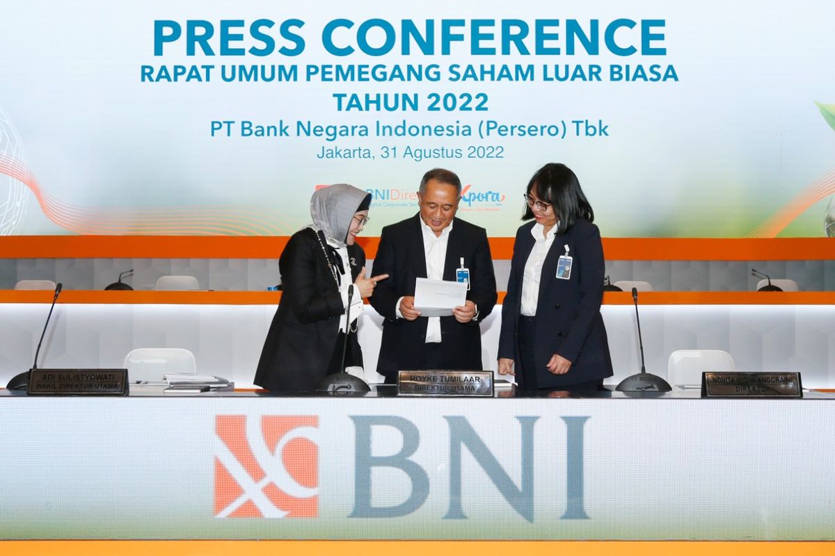 Direktur Utama BNI Royke Tumilaar saat konferensi pers Rapat Umum Pemegang Saham Luar Biasa (RUPSLB) 2022, Rabu (31/8/2022).