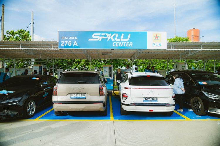 PLN melakukan pengecekan langsung kesiapan Stasiun Pengisian Kendaraan Listrik Umum (SPKLU) melalui program PLN Mobile EVenture jelang libur Nataru.