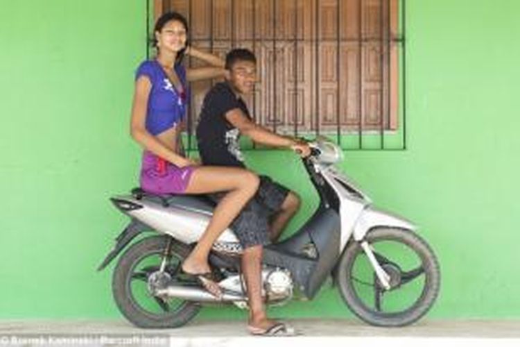Elisany de Cruz Silva, yang dianggap sebagai gadis tertinggi di dunia dengan tinggi badan 2.03 meter akan menikahi kekasihnya Francinaldo da Silva Carvalho yang bertinggi badan hanya 1,63 meter.