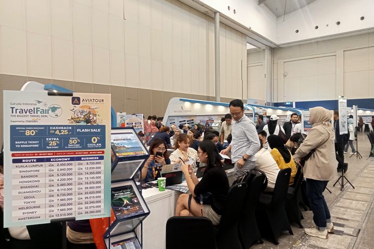 Pengunjung di booth agen perjalanan saat Garuda Indonesia Travel Fair 2023, di ICE BSD, Tangerang, Jumat (27/10/2023).