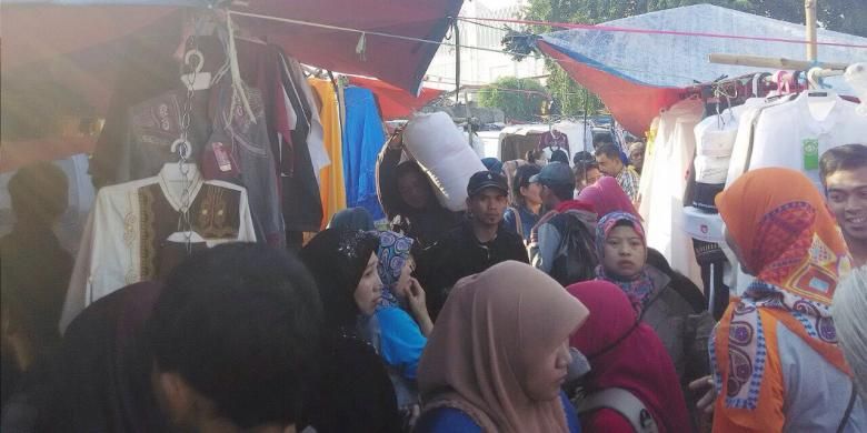 Pasar Gamis Tanah Abang diserbu pembeli sejak pagi hari pada hari pertama puasa, Kamis (18/6/2015).