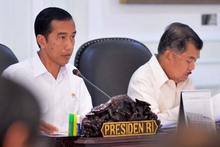 Presiden Joko Widodo dan Wakil Presiden Jusuf Kalla memimpin rapat Kabinet di Istana Presiden di Jakarta, Senin (17/11/2014). Presiden mengatakan akan memotong subsidi BBM yang telah memakan 20 persen APBN, danmengalihkan uang subsidi untuk memperbaiki infrastruktur dan program-program membantu rakyat miskin. AFP PHOTO / PRESIDEN PALACE / Laily