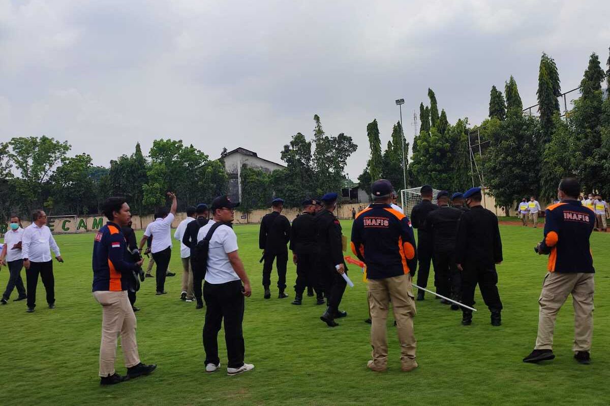 Rekonstruksi kerusuhan Kanjuruhan di Lapangan Mapolda Jatim, Rabu (19/10/2022).