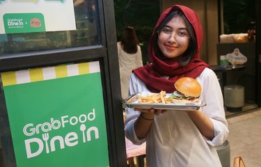 Kareem's Diner, Saat Pramusaji Karen's Diner Berubah Jadi Kalem