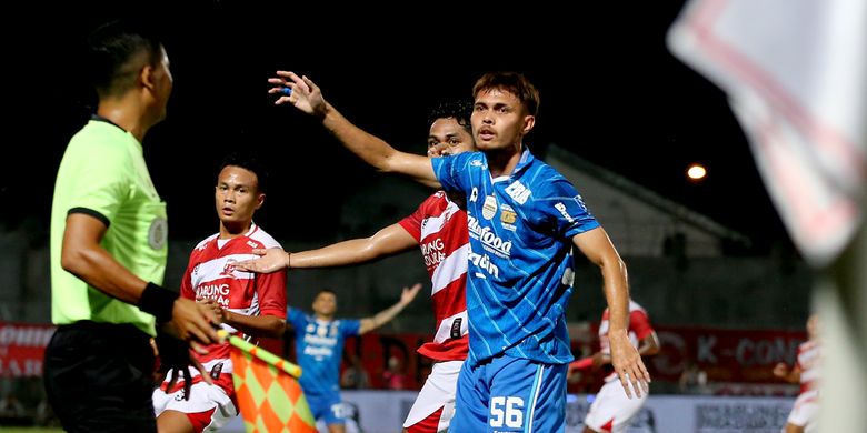 Pemain Persib Bandung Rezaldi Hehanusa melakukan protes saat laga final leg kedua Championship Series Liga 1 2023-2024 melawan Madura United yang berakhir dengan skor 3-1 di Stadion Gelora Bangkalan, Jumat (31/5/2024) malam. Atas kemenangan ini Persib berhasil meraih juara dengan agregat 6-1.