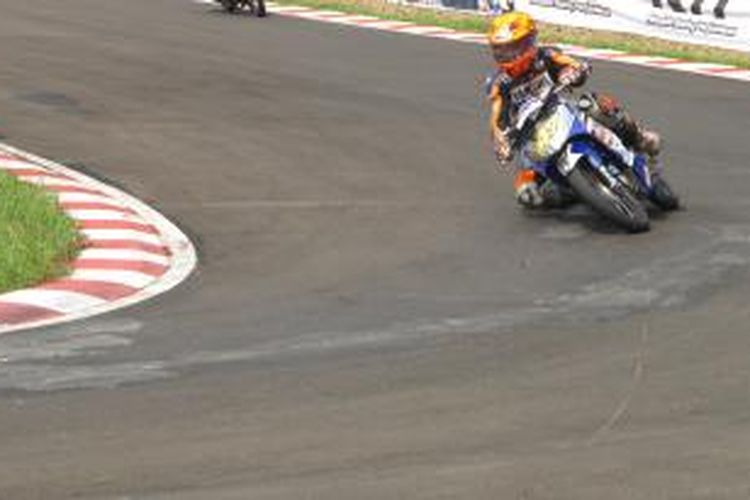 Agus Setiawan saat Superpole final Yamaha Cup Race 2013, Sabtu (16/11/2013).