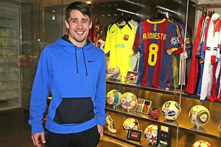 Bojan Krkic dengan museum kecil di salah satu ruangan di rumahnya di Barcelona. Bojan Krkic yang pernah mendapat label The Next Messi memutuskan pensiun pada usia 32 tahun.