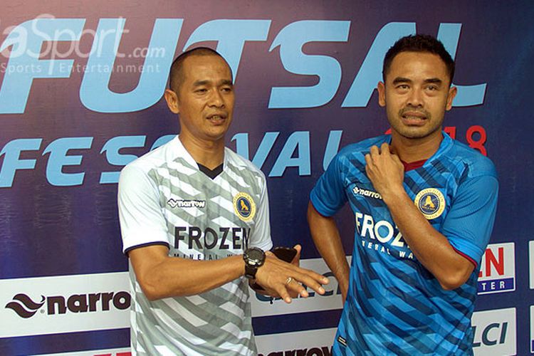 Legenda sepak bola Indonesia, Kurniawan Dwi Yulianto (kiri) dan Ponaryo Astaman, yang berduet melatih Borneo FC di Piala Presiden 2018.