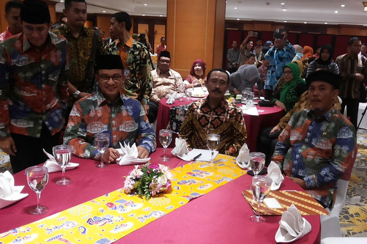 Gubernur DKI Jakarta Anies Baswedan dan Ketua DPRD Prasetio Edi Marsudi saat bertemu di acara rapat kerja nasional Asosiasi DPRD Provinsi Seluruh Indonesia (ADPSI) di Hotel Borobudur, Jakarta Pusat, Kamis (26/10/2017) malam. 