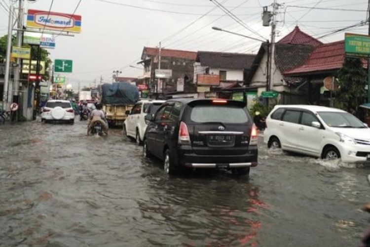 Ruas Jalan Pramuka-Giwangan Yogyakarta tergenang banjir setinggi betis orang dewasa, Selasa (21/3/2017) 
