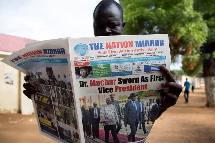 Warga Sudan tengah membaca surat kabar. Sudan menempati peringkat terendah negara dalam hal kebebasan pers.