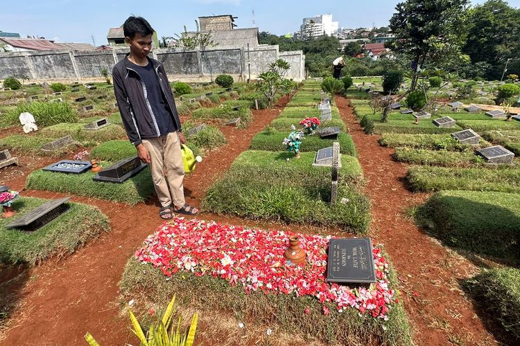 Nadhif Azzam (17) anak dari almarhum Muhamad Latief, eks karyawan Kompas.com di TPU Tirta Jaya, Depok, Jawa Barat pada Sabtu (13/9/2025).