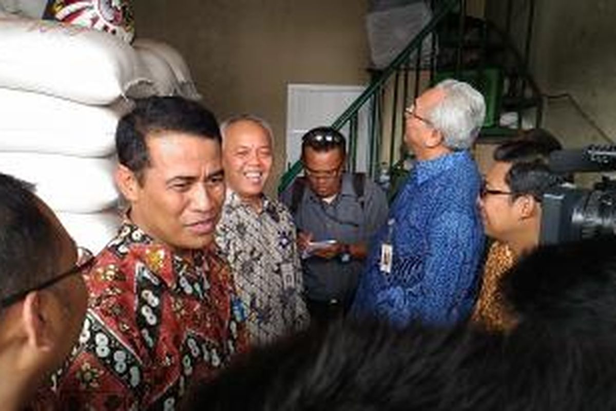 Menteri Pertanian, Amran Sulaiman saat melakukan Operasi Pasar di Pasar Induk Berllas dan Palawija Cipinang Rabu (6/1/2016)