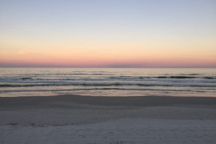 Pemandangan ketika petang di Pantai New Smyrna, Florida.