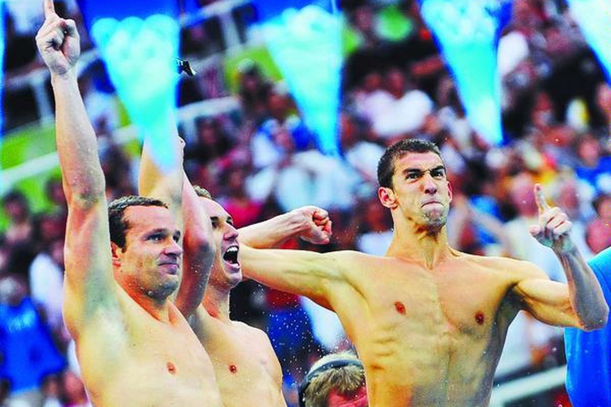 Perenang Amerika Serikat, Michael Phelps (kanan), Aaron Peirsol (tengah), dan Brendan Hansen, melampiaskan kegembiraan setelah memastikan medali emas renang 4 x 100 meter gaya ganti putra di National Aquatics Center, Beijing, China, Minggu (17/8). Melalui kemenangan itu, Phelps, menjadi orang pertama di dunia yang meraih delapan medali emas di arena Olimpiade.  