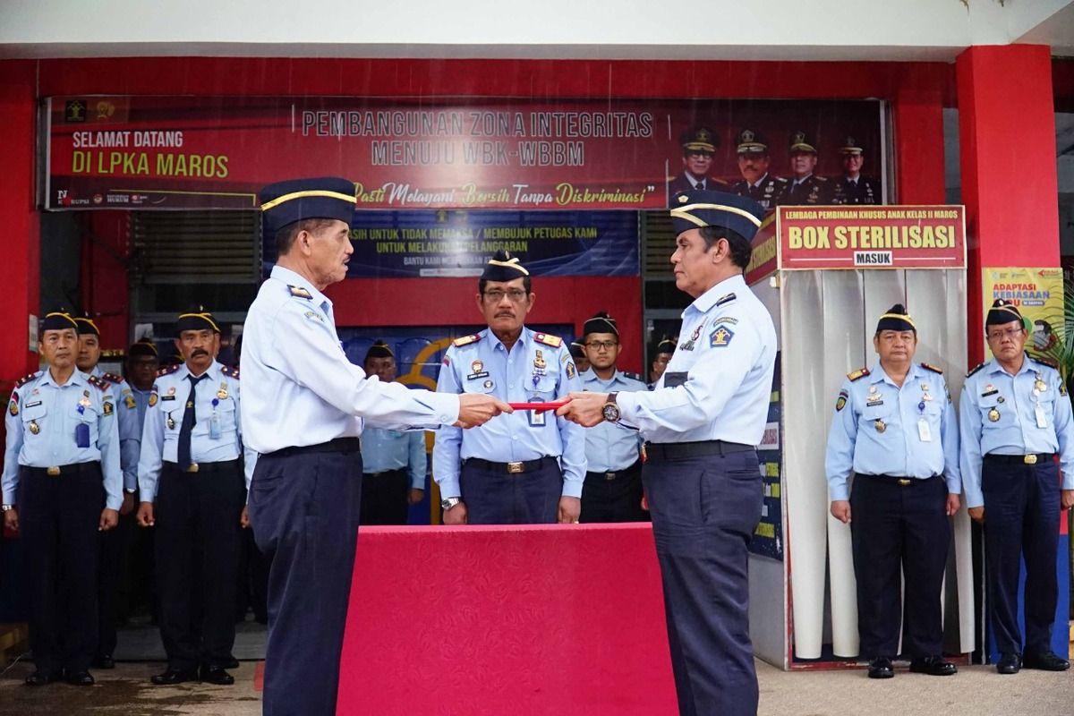 Pasca kaburnya 3 narapidana anak, Kepala Kantor Wilayah Kementerian Hukum dan HAM Sulawesi Selatan (Kakanwil Kemenkumham Sulsel), Liberti Sitinjak kerahkan 36 pegawai Bawah Kendali Operasional (BKO) Kanwil ke Lembaga Pembinaan Khusus Anak (LPKA) Kelas II Maros, Selasa (13/12/2022).