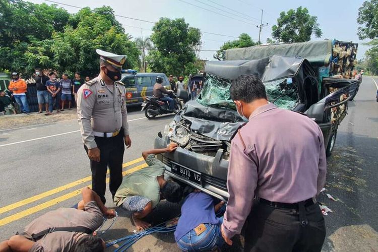 Kondisi pikap yang ringsek setelah terlibat kecelakaan beruntun di Jalan Raya Surabaya-Nganjuk, tepatnya di Desa Nglawak, Kecamatan Kertosono, Nganjuk, Senin (24/5/2021) pukul 11.45 WIB. Foto: Humas Polres Nganjuk