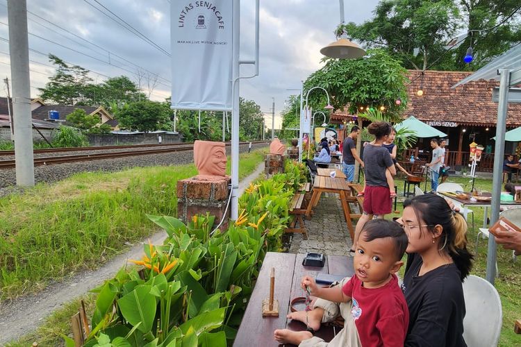 Lintas Senja Cafe, salah satu kafe di Yogyakarta dekat rel kereta api