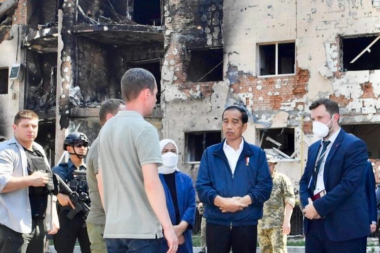 Presiden Joko Widodo dan Ibu Iriana Joko Widodo saat meninjau kompleks Apartemen Lipky di Kota Irpin, Ukraina, Rabu (29/6/2022)..